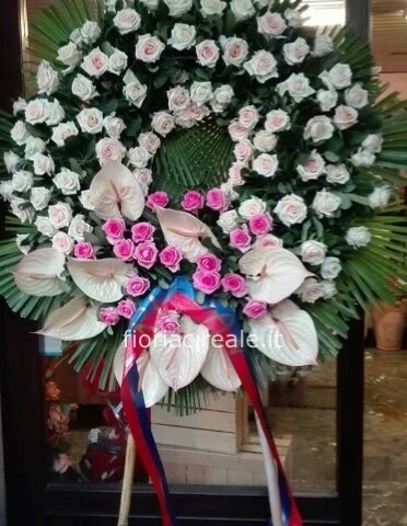 Corona funebre con fiori freschi assortiti, colorata.