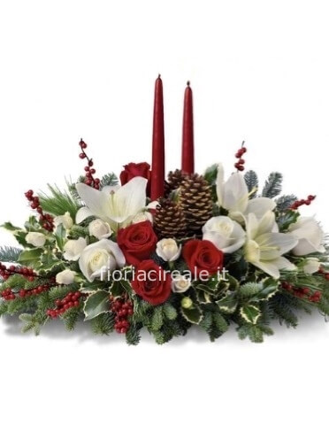 Composizione natalizia con fiori bianchi e rossi