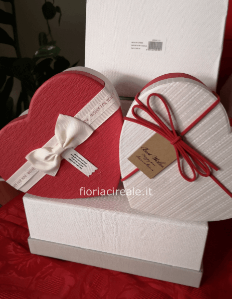flora box a forma di cuore con fiocco